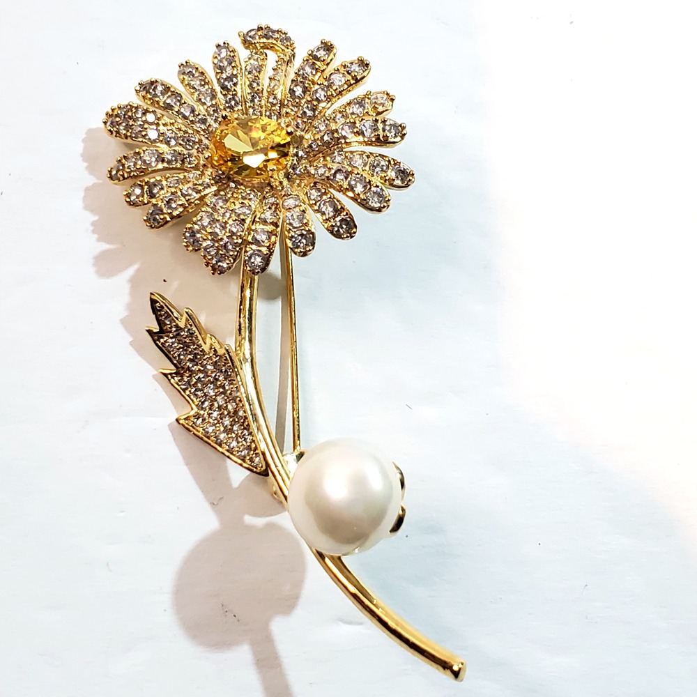 Gold Tone Metal Clear and Yellow Rhinestones Faux Pearl Daisy Flower Brooch Pin